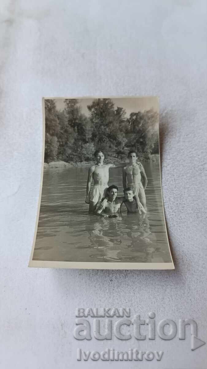 Снимка Четирима млади мъже в морето Снимка Четирима млади мъже в морето