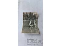 Снимка Четирима млади мъже в морето