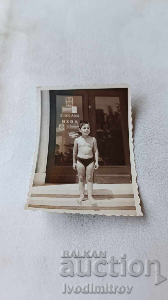 S-ka Φιλία Αγόρι με μαγιό μπροστά στην είσοδο του ξενοδοχείου Ριβιέρα 1969