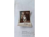 S-ka Φιλία Αγόρι με μαγιό μπροστά στην είσοδο του ξενοδοχείου Ριβιέρα 1969