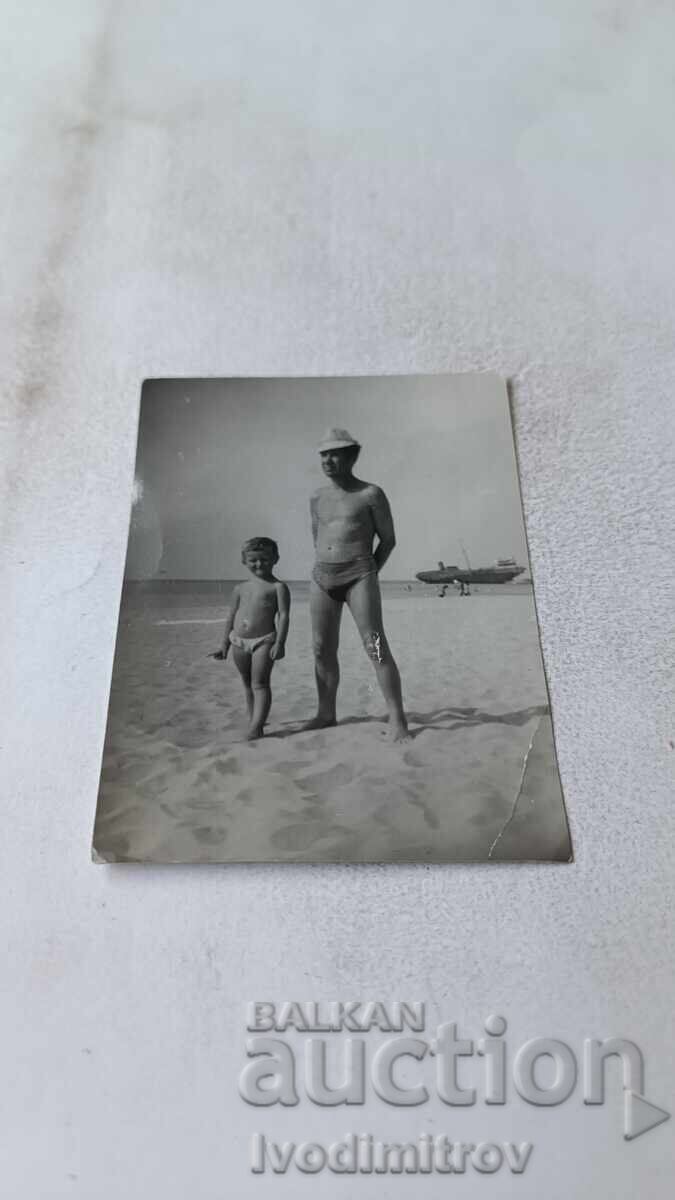Fotografie Ahtopol Bărbat și băiețel pe plajă 1971 Fotografie Ahtopol Bărbat și băiețel pe plajă 1971