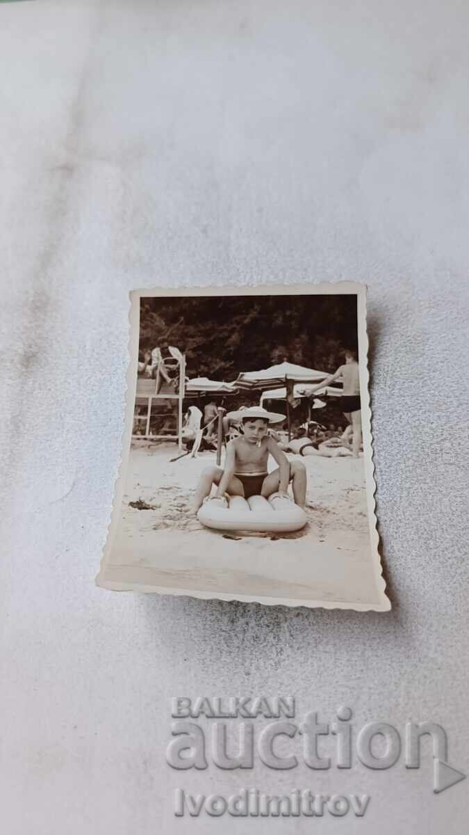 Снимка Варна Момче седнало на гумен дюшек на плажа 1969