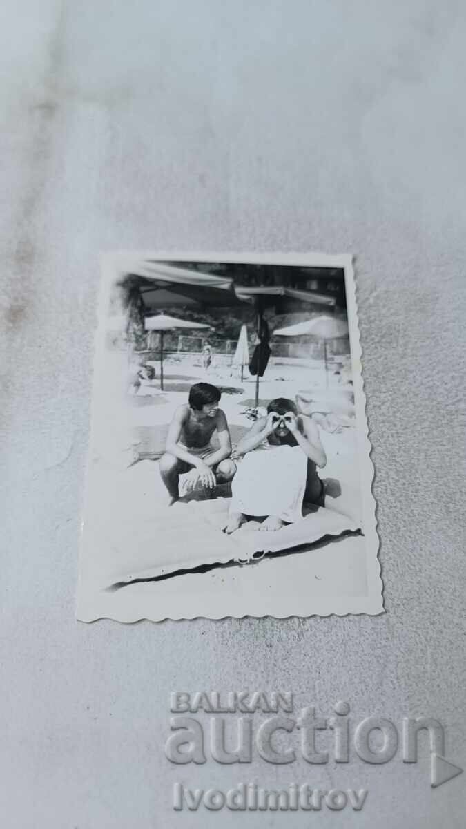 Φωτογραφία Δύο νεαροί άνδρες στην παραλία Φωτογραφία Δύο νεαροί άνδρες στην παραλία