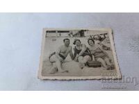 Fotografie cu un bărbat și două femei pe plajă