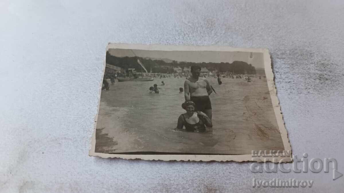 Снимка Мъж и жена на брега на морето