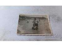 Снимка Мъж и жена на брега на морето