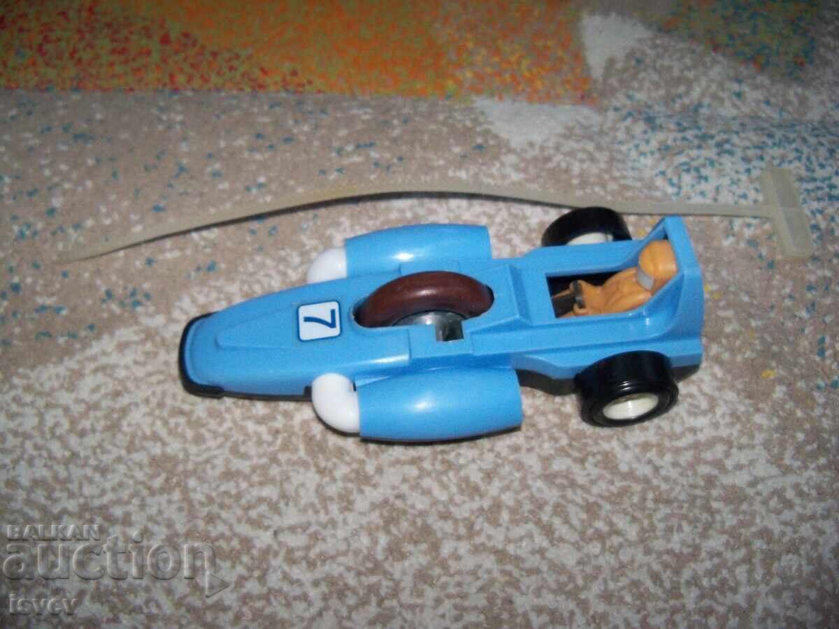 Пластмасова състезателна кола с изстрелвачка, соц играчка с цена 42.00 лв. | € 21.47 Пластмасова състезателна кола с изстрелвачка, соц играчка с цена 42.00 лв. | € 21.47