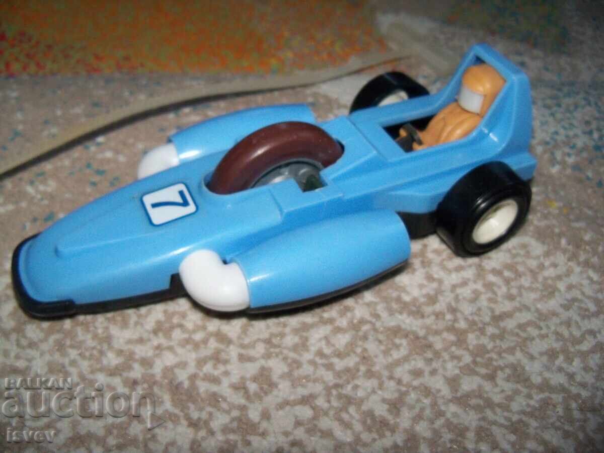 Аукцион Пластмасова състезателна кола с изстрелвачка, соц играчка Аукцион Пластмасова състезателна кола с изстрелвачка, соц играчка