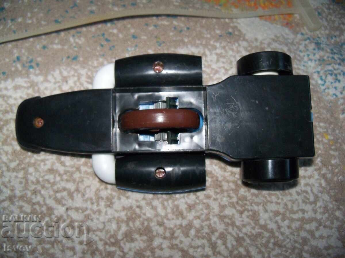 Пластмасова състезателна кола с изстрелвачка, соц играчка - 7 Пластмасова състезателна кола с изстрелвачка, соц играчка - 7