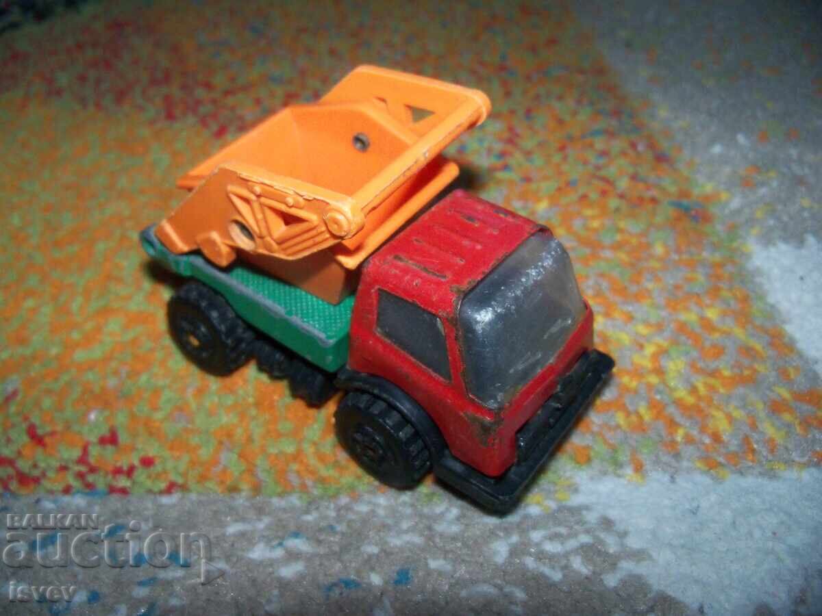 Micul camion de tablă, jucărie sovietică