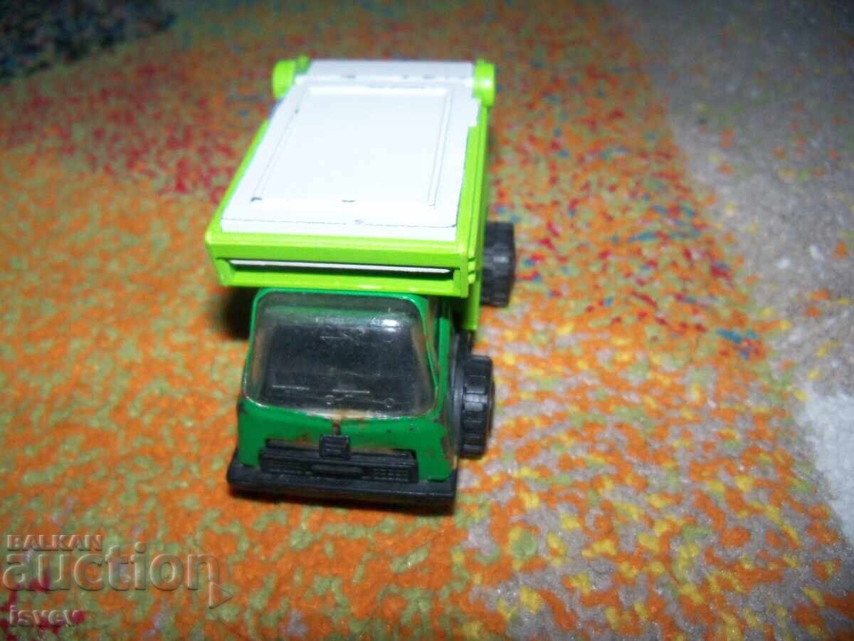 Μικρό λαμαρινένιο φορτηγάκι, σοσιαλιστικό παιχνίδι με τιμή 10.00 BGN | € 5.11