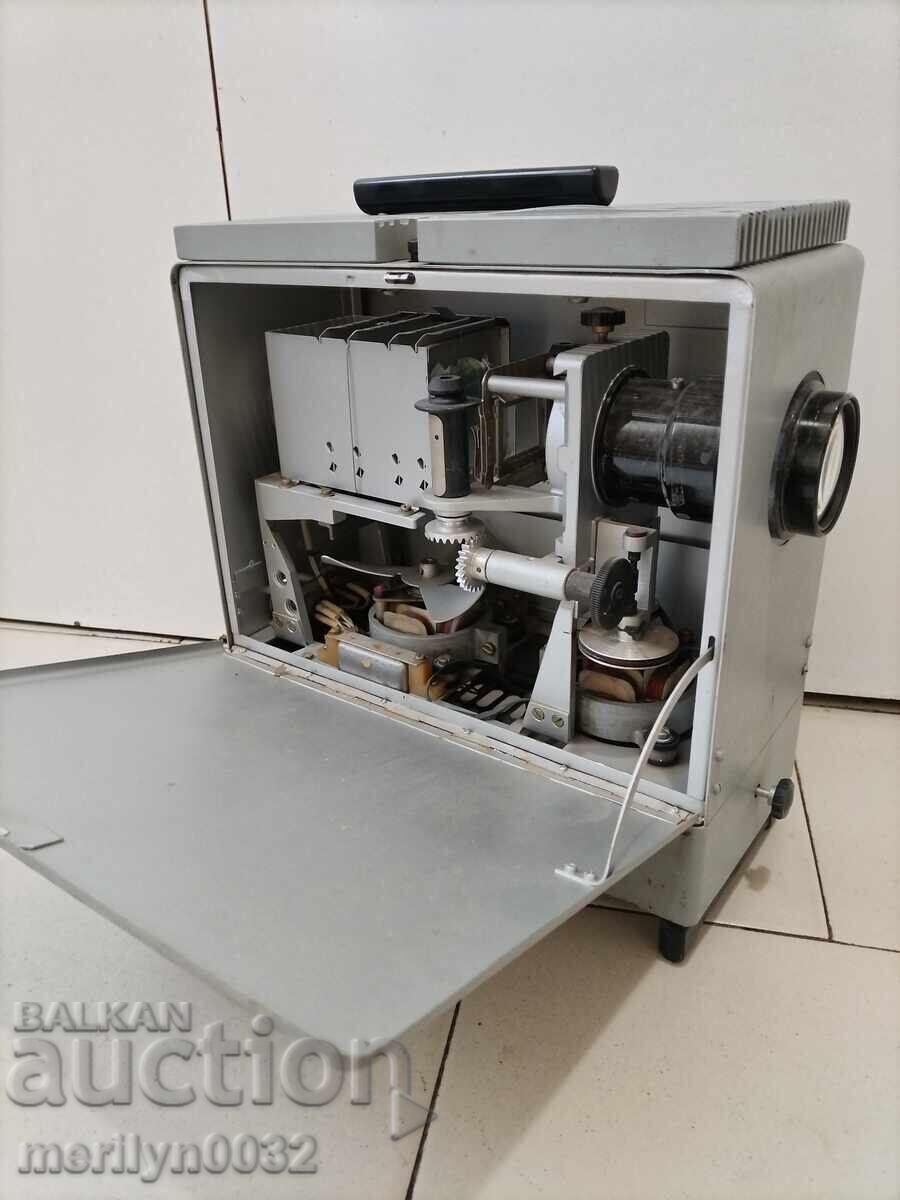 Aparat de proiecție LZTI-BOM perioadă socialistă cu preț 119.00 BGN | € 60.84