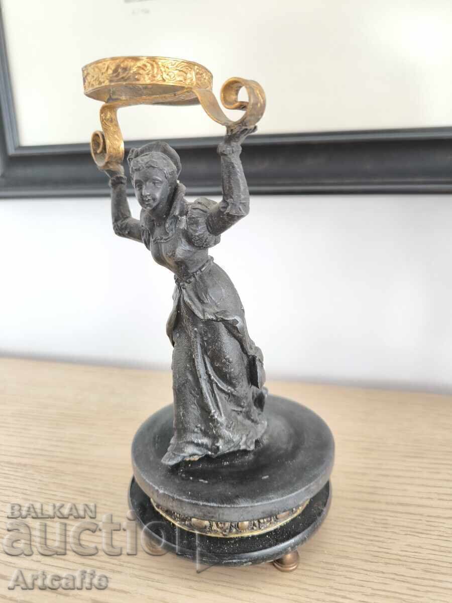 Бронзова статуетка – дама с венец с цена 50.00 €