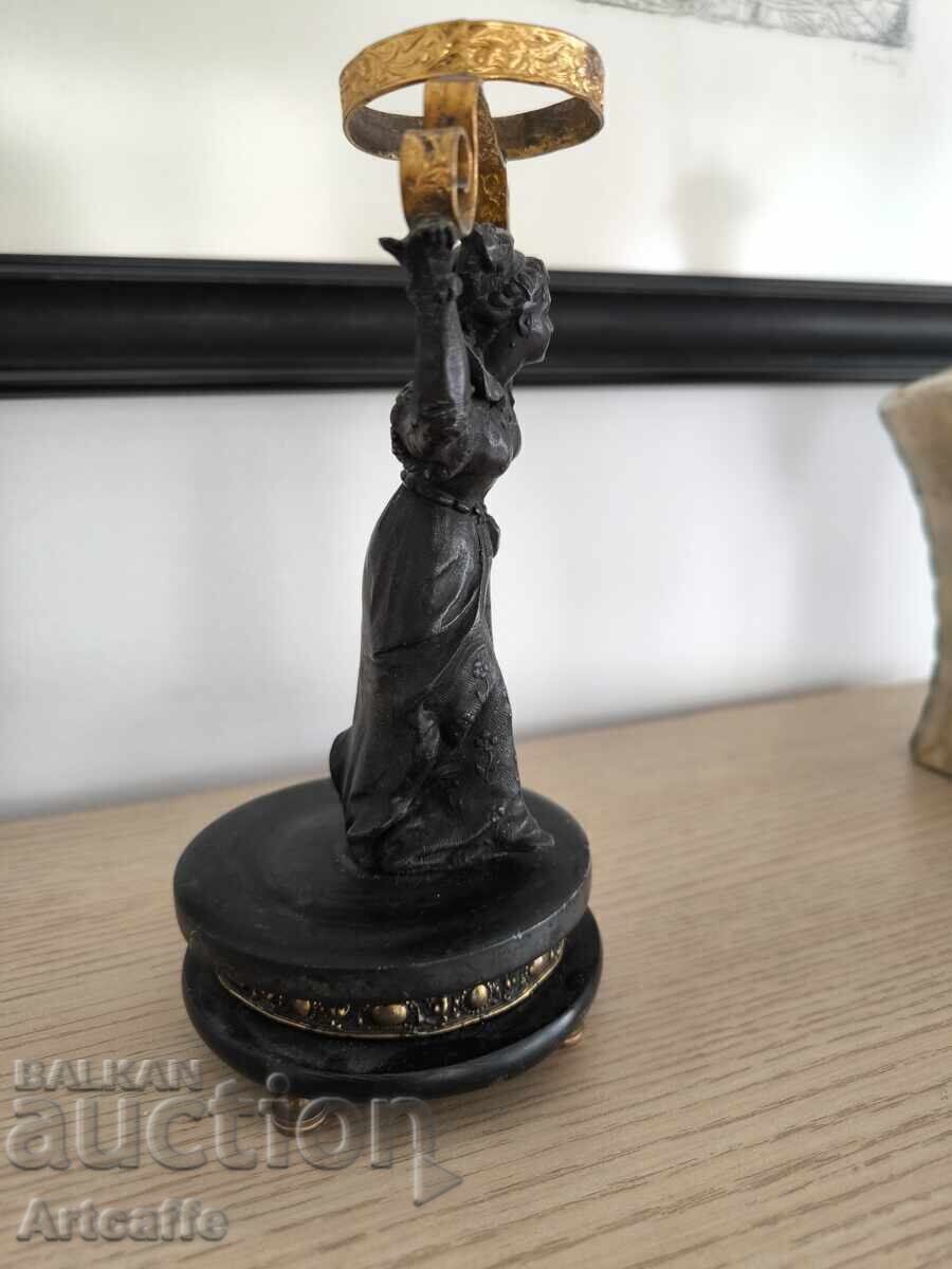 Δημοπρασία Χάλκινο ειδώλιο - κυρία με στεφάνι Δημοπρασία Χάλκινο ειδώλιο - κυρία με στεφάνι