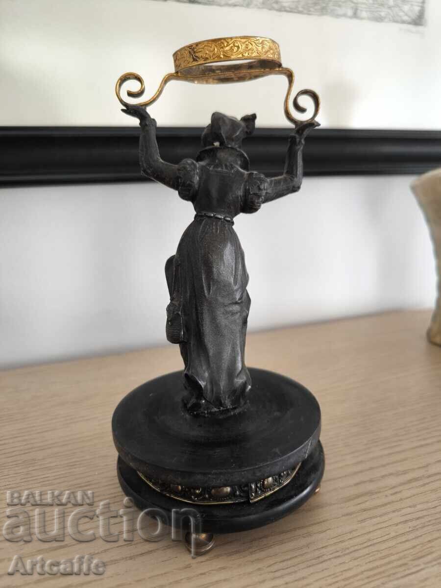 Доставка на Бронзова статуетка – дама с венец