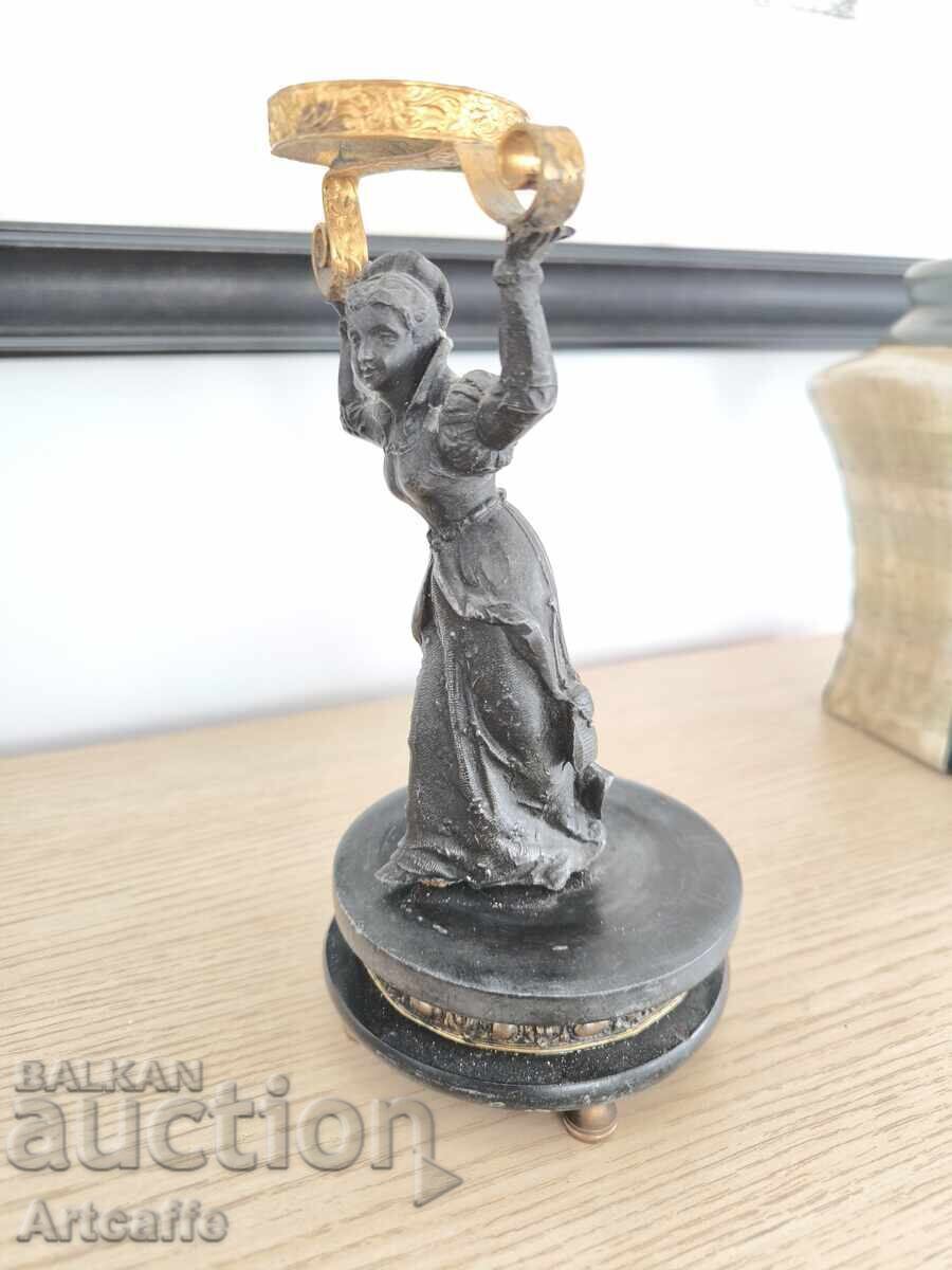 Бронзова статуетка – дама с венец - 7