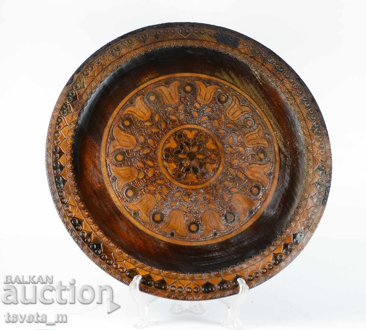 Farfurie mare de lemn pentru perete, sculptură în lemn, lucrare manuală cu preț 20.00 BGN | € 10.23 Farfurie mare de lemn pentru perete, sculptură în lemn, lucrare manuală cu preț 20.00 BGN | € 10.23