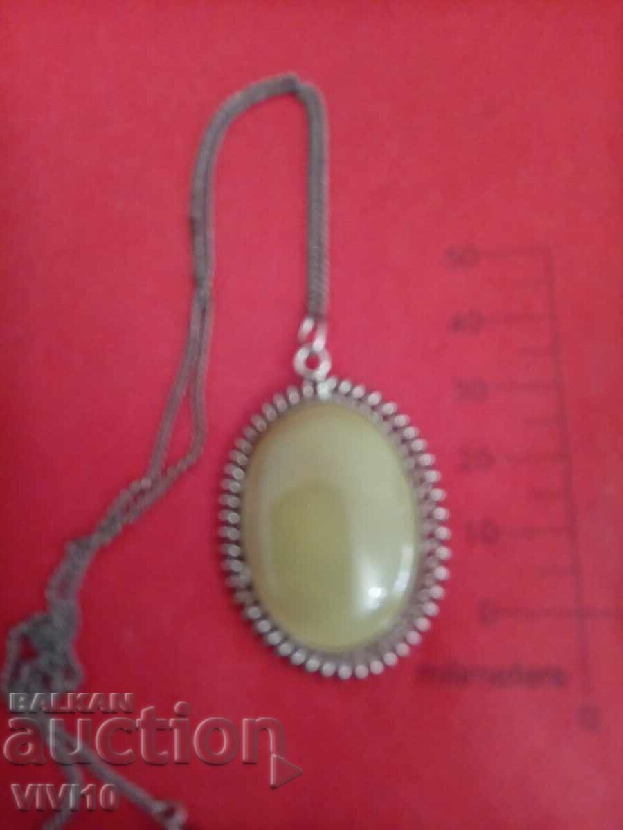 Αρχαίο κολιέ με φεγγαρόπετρα