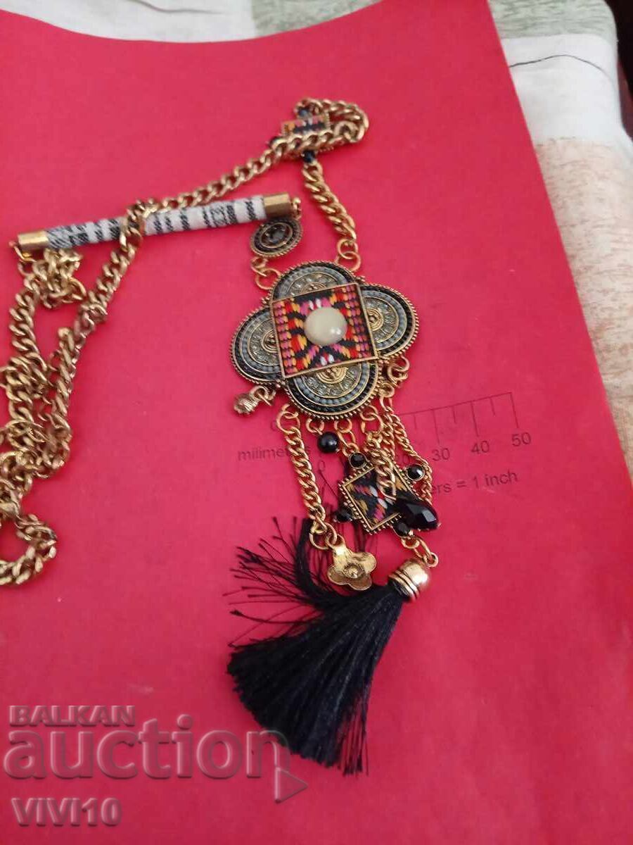 Αρχαίο κολιέ με κέντημα