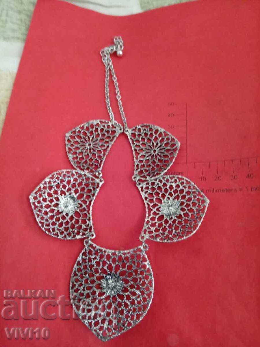 Αρχαίο κολιέ με πέτρες με τιμή € 10.00 | 19.56 BGN