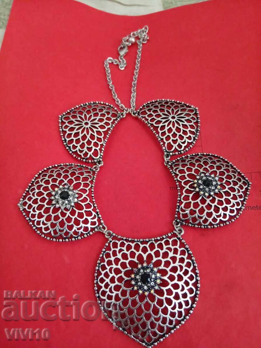 Старинно колие с камъни