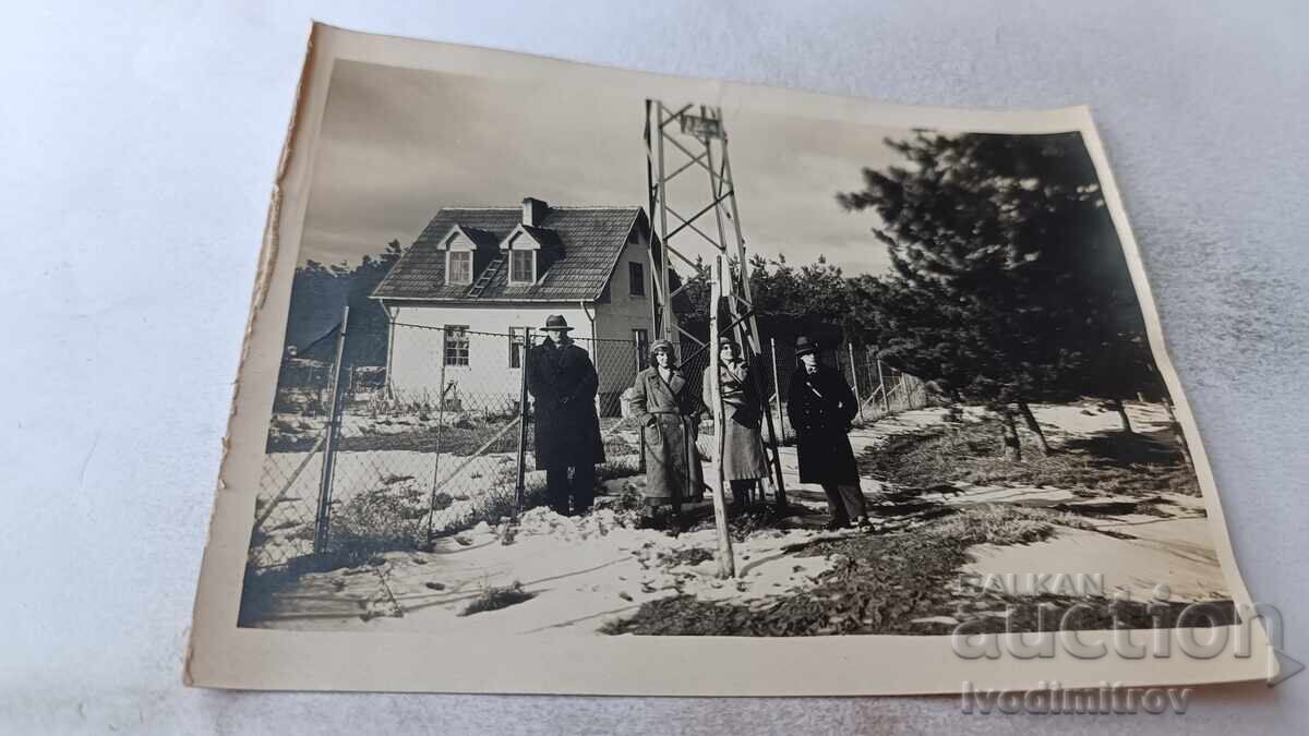 Снимка Кумарица Двама мъже и две жени през зимата Снимка Кумарица Двама мъже и две жени през зимата