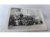 Φωτογραφία Μαθητές με τη δασκάλα τους στην αυλή του σχολείου