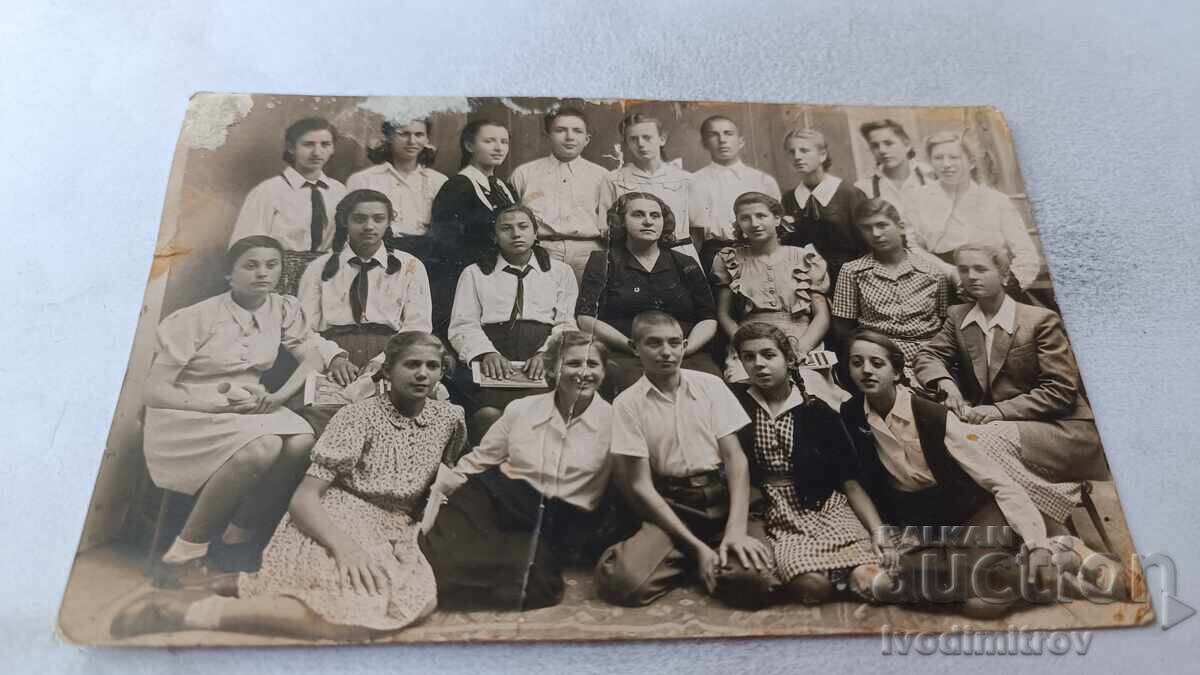 Φωτογραφία Μαθητών με τη δασκάλα τους