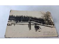 Φωτογραφία μαθήτριας σε ξύλινη γέφυρα το χειμώνα