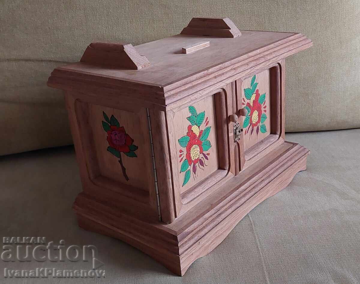 Ντουλάπι από μασίφ ξύλο για γνώστες με τιμή € 20.00 | 39.12 BGN