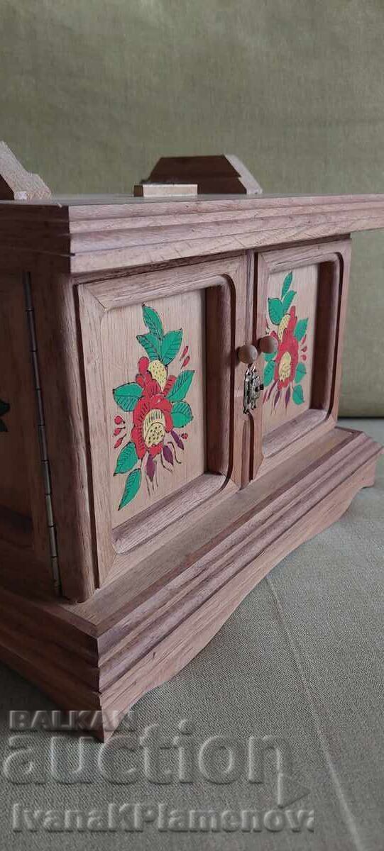 Δημοπρασία Ντουλάπι από μασίφ ξύλο για γνώστες