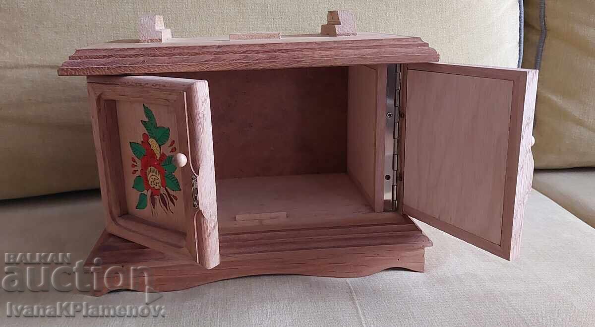 Доставка на Шкафче дървено масив за ценители