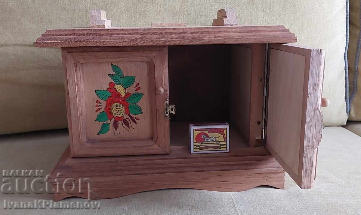 Шкафче дървено масив за ценители - 5