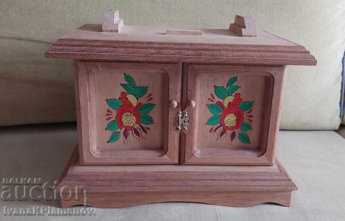 Шкафче дървено масив за ценители