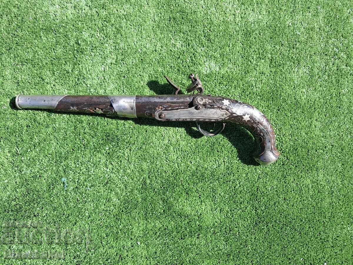 Pistol balcanic cu cremene cu preț 1600.00 BGN | € 818.07 Pistol balcanic cu cremene cu preț 1600.00 BGN | € 818.07