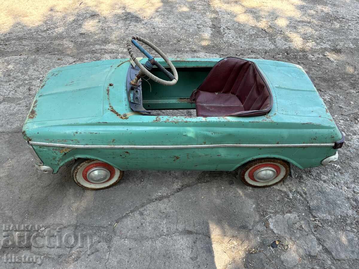 Mașină de jucărie pentru copii cu pedale din tablă Moscvici cu preț 499.99 BGN | € 255.64 Mașină de jucărie pentru copii cu pedale din tablă Moscvici cu preț 499.99 BGN | € 255.64