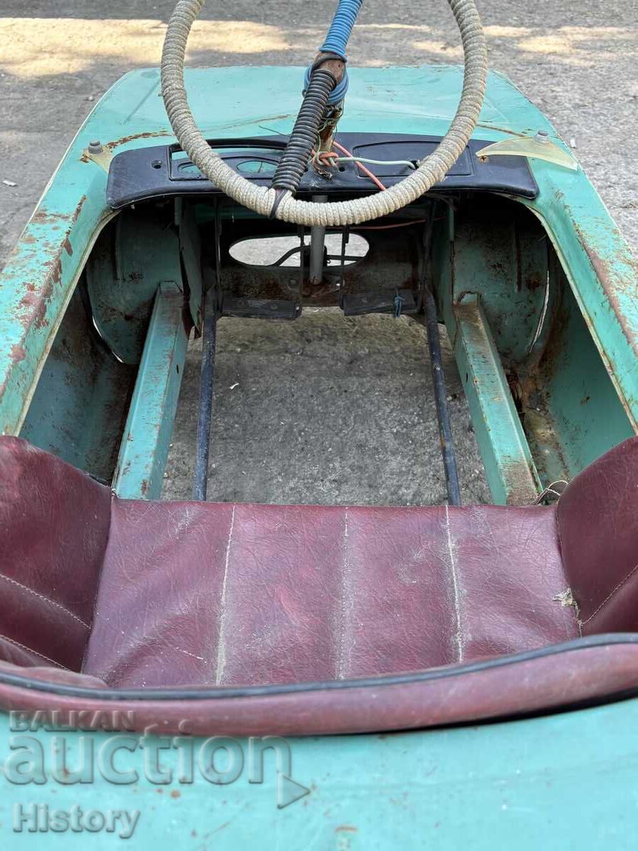 Livrarea Mașină de jucărie pentru copii cu pedale din tablă Moscvici Livrarea Mașină de jucărie pentru copii cu pedale din tablă Moscvici