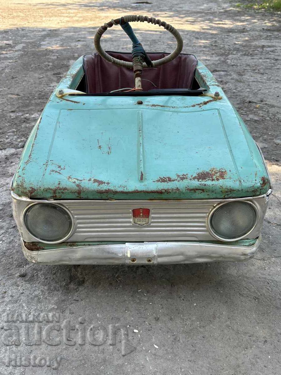 Mașină de jucărie pentru copii cu pedale din tablă Moscvici Mașină de jucărie pentru copii cu pedale din tablă Moscvici