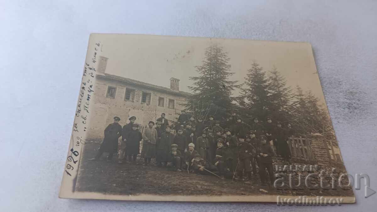 Φωτογραφία Μαθητών και Δασκάλων μπροστά από την Αγία Πετρούκα 1926