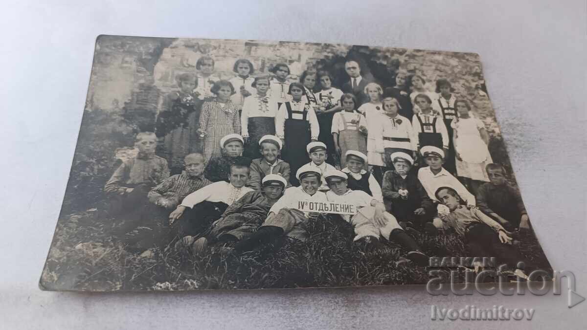 Fotografie Elevi din clasa a IV-a cu învățătorul lor Fotografie Elevi din clasa a IV-a cu învățătorul lor