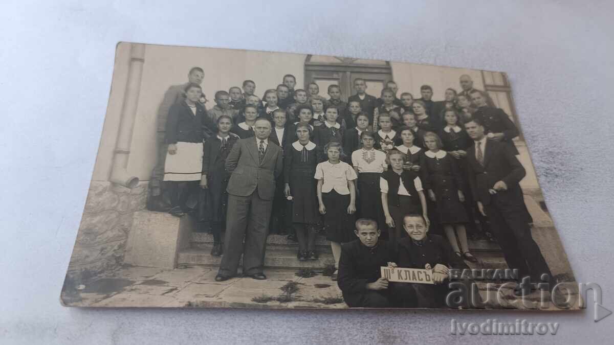 Photo of Third Grade Students with their Teachers