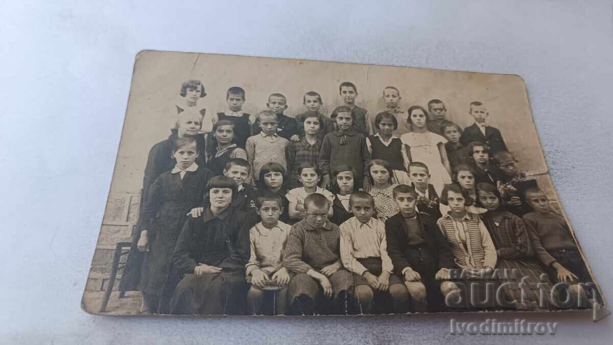 Снимка Ученици със своята учителка