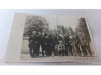 Φωτογραφία Νέων μπροστά από το μνημείο του Χρήστο Μπότεφ