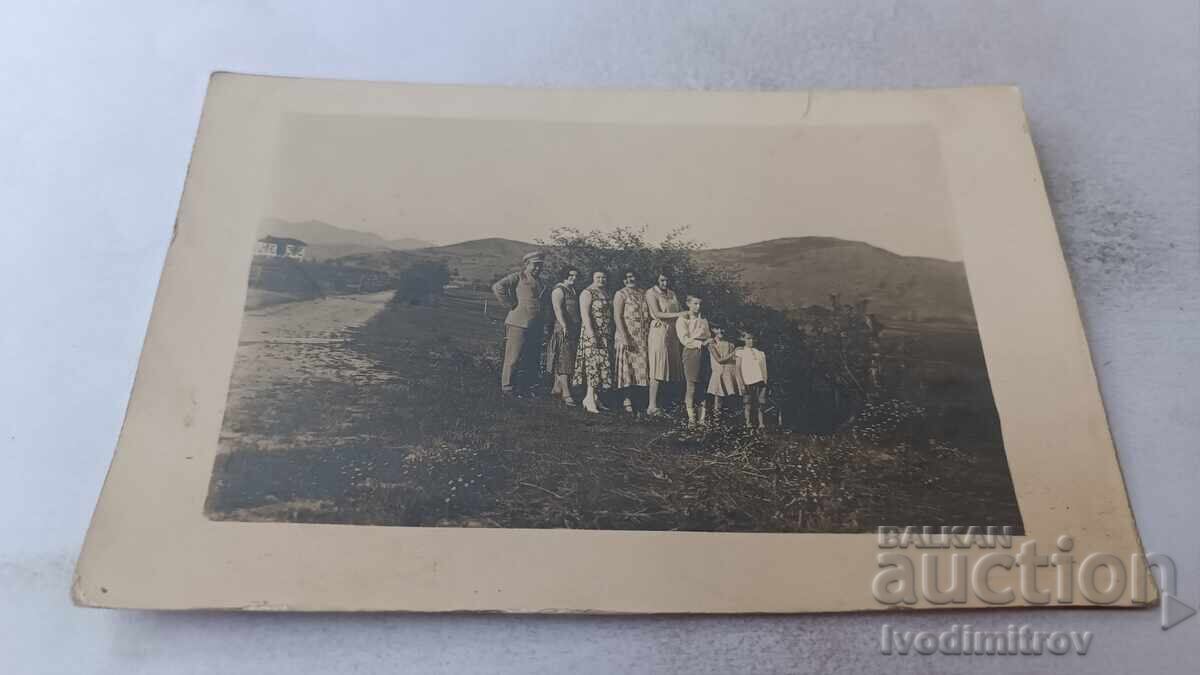 Photo Man women and children along the road