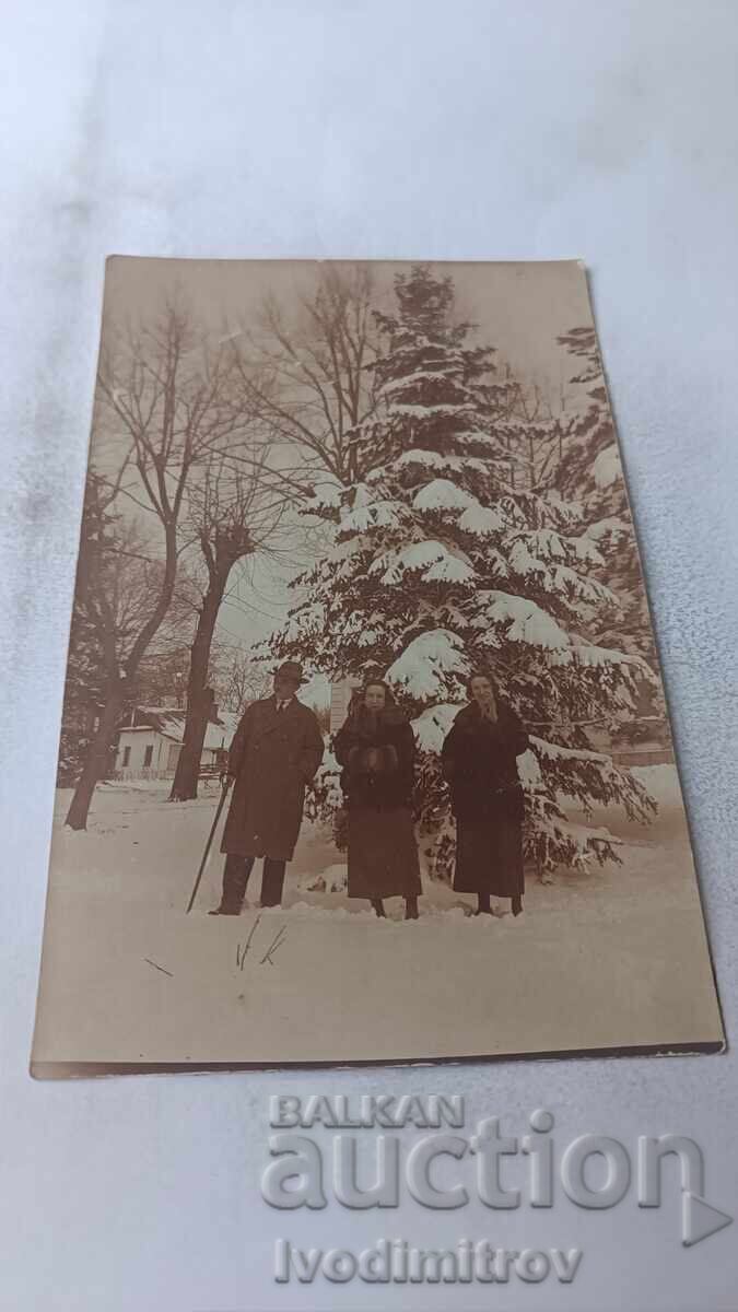 Снимка Образцов чифликъ Русенско Мъж и две жени през зимата