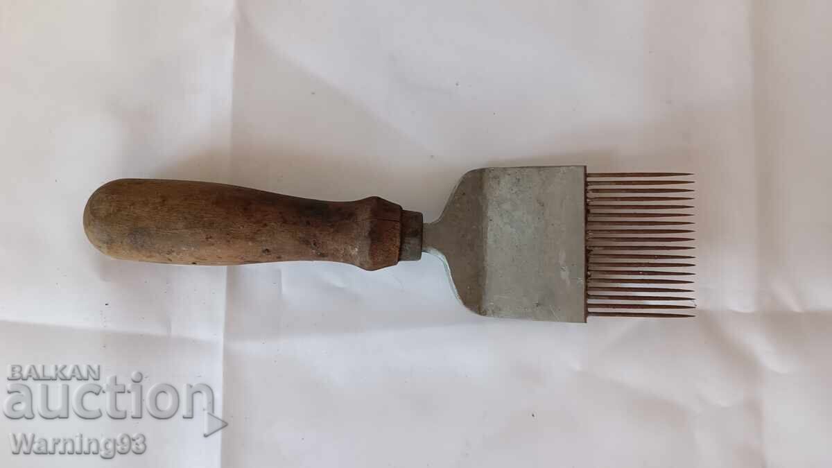 Furculiță veche de apicultură pentru descapacire cu preț 15.00 BGN | € 7.67