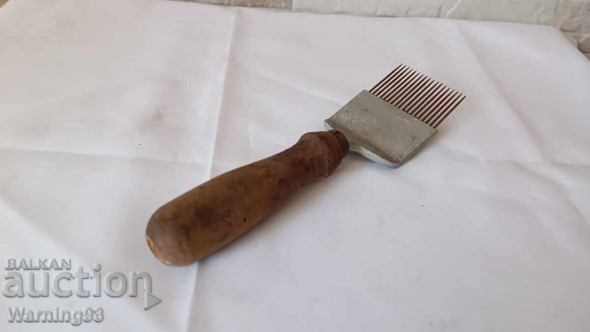 Licitație Furculiță veche de apicultură pentru descapacire