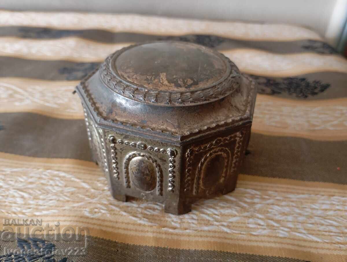 Cutie veche de bijuterii cu preț 50.00 BGN | € 25.56