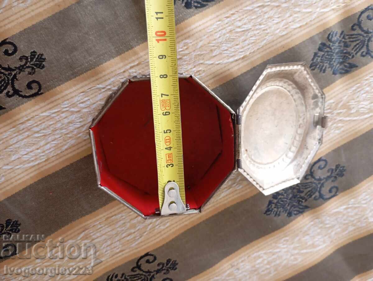 Livrarea Cutie veche de bijuterii