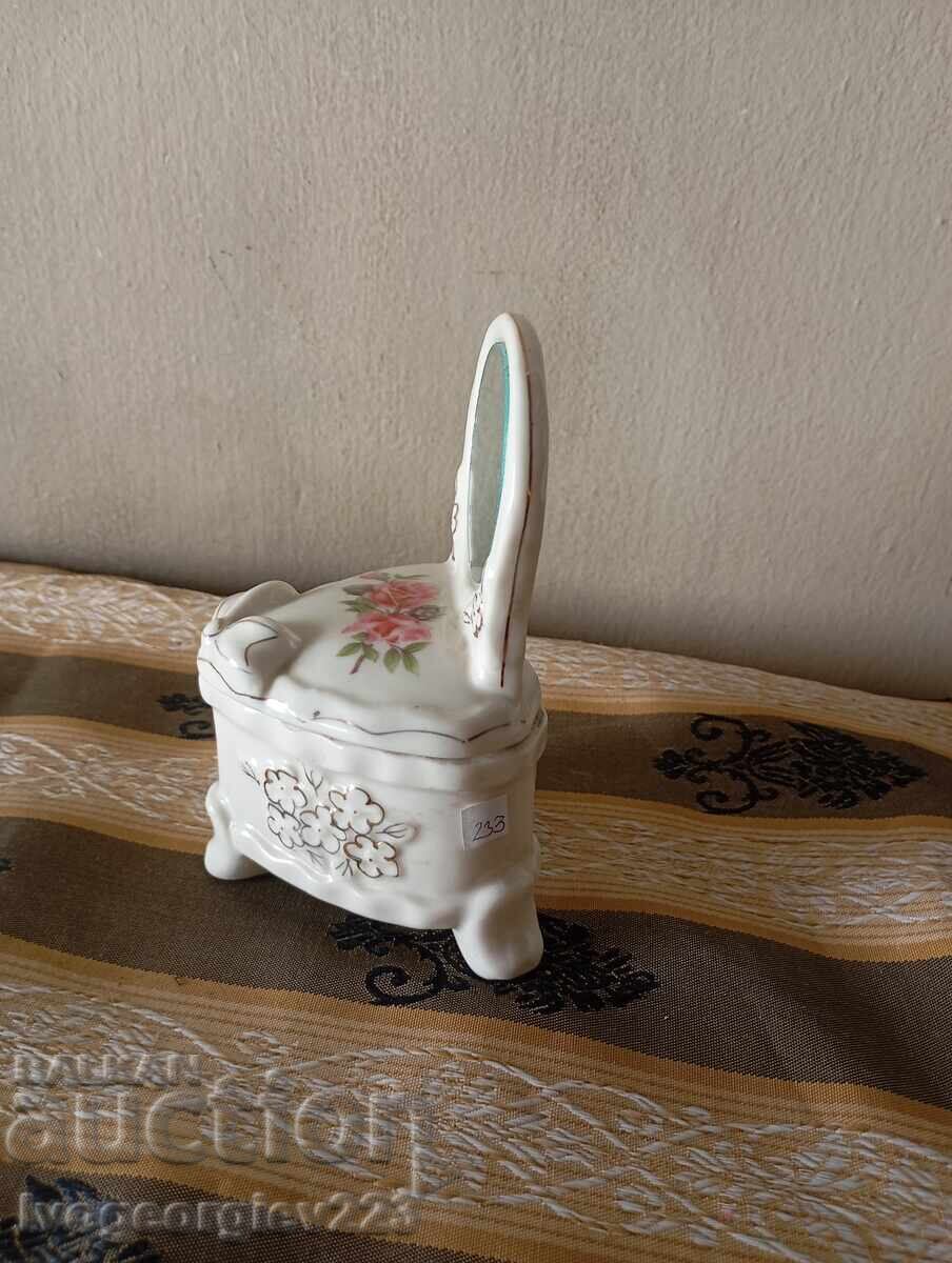 Licitație Cutie veche de bijuterii cu oglindă